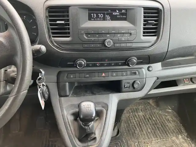 Valkoinen Pakettiauto, Toyota Proace – IOB-300