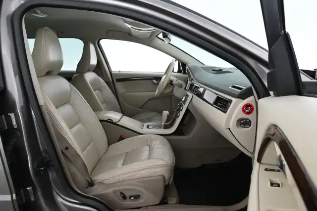 Beige Farmari, Volvo XC70 – IOE-619