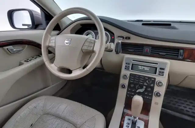 Beige Farmari, Volvo XC70 – IOE-619