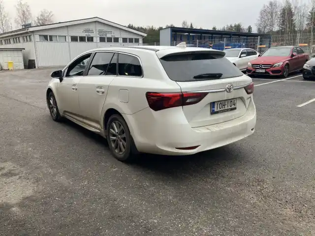 Valkoinen Farmari, Toyota Avensis – IOH-104