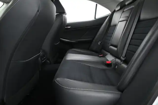 Valkoinen Sedan, Lexus IS – IOH-346