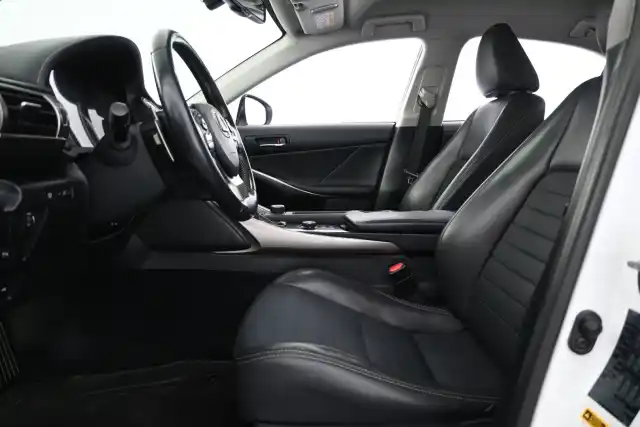 Valkoinen Sedan, Lexus IS – IOH-346