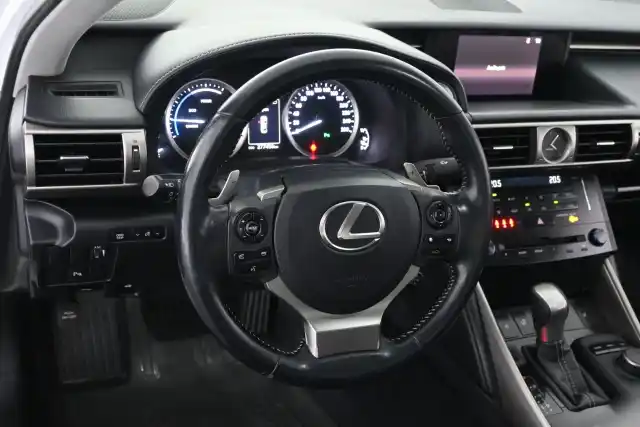 Valkoinen Sedan, Lexus IS – IOH-346