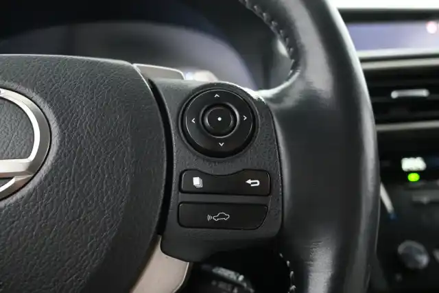 Valkoinen Sedan, Lexus IS – IOH-346