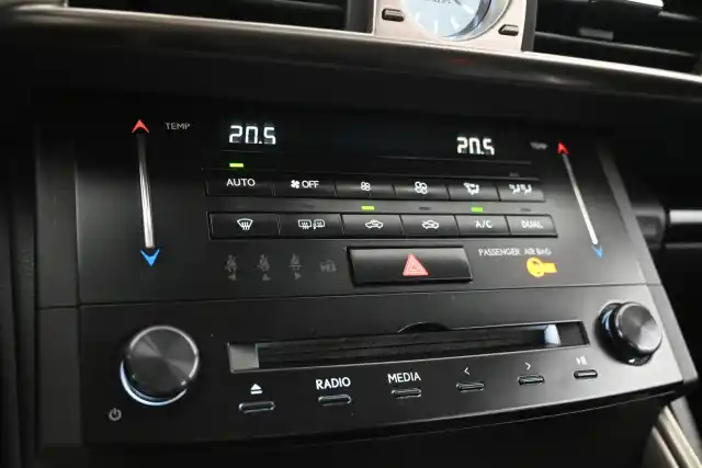 Valkoinen Sedan, Lexus IS – IOH-346