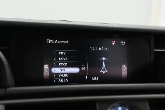 Valkoinen Sedan, Lexus IS – IOH-346