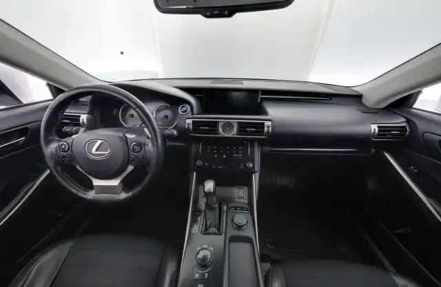 Valkoinen Sedan, Lexus IS – IOH-346