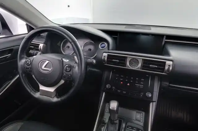 Valkoinen Sedan, Lexus IS – IOH-346