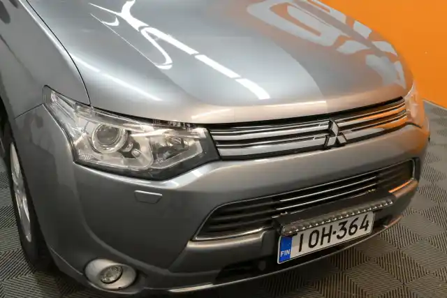 Harmaa Maastoauto, Mitsubishi Outlander – IOH-364