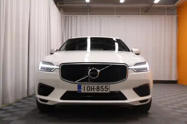 Valkoinen Maastoauto, Volvo XC60 – IOH-855