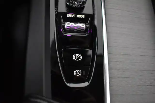 Musta Maastoauto, Volvo XC60 – IOK-129