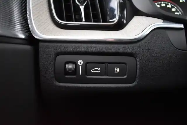 Musta Maastoauto, Volvo XC60 – IOK-129