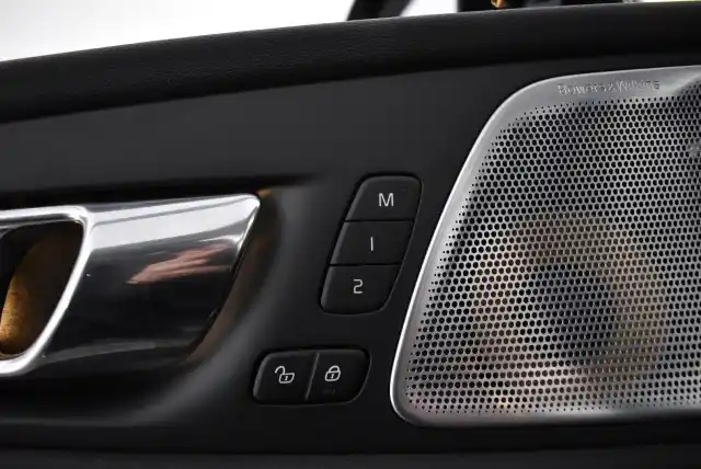 Musta Maastoauto, Volvo XC60 – IOK-129