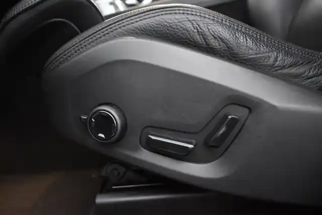 Musta Maastoauto, Volvo XC60 – IOK-129