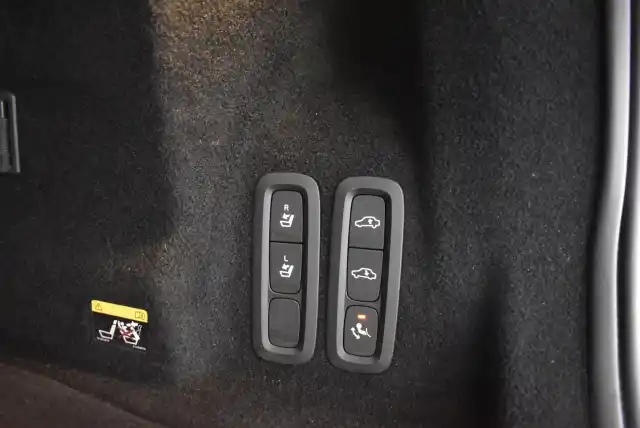 Musta Maastoauto, Volvo XC60 – IOK-129
