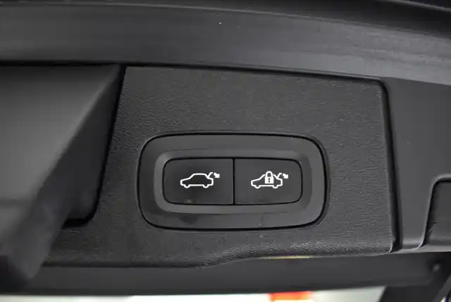 Musta Maastoauto, Volvo XC60 – IOK-129
