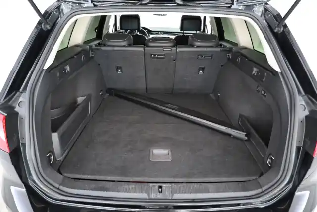 Musta Farmari, Volkswagen Passat – IOK-871