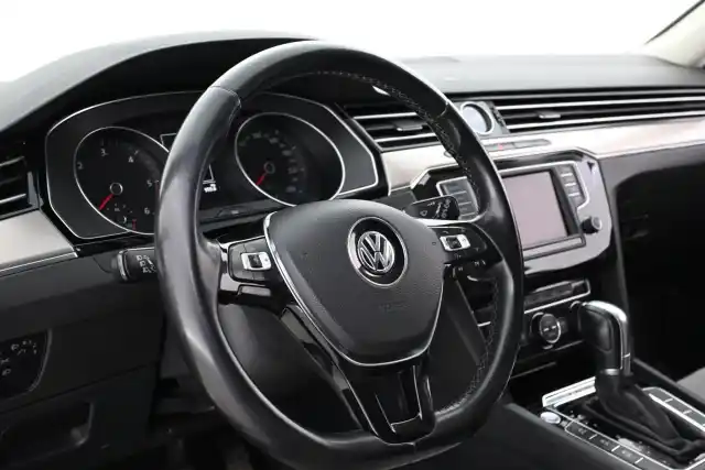 Musta Farmari, Volkswagen Passat – IOK-871