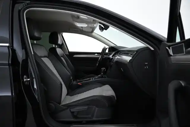 Musta Farmari, Volkswagen Passat – IOK-871