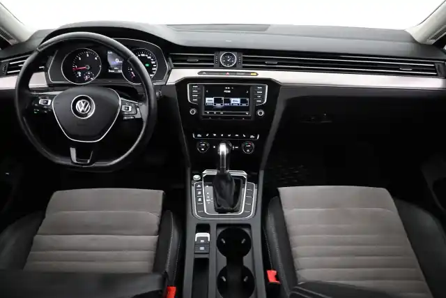 Musta Farmari, Volkswagen Passat – IOK-871