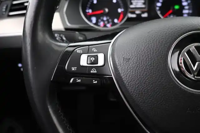Musta Farmari, Volkswagen Passat – IOK-871