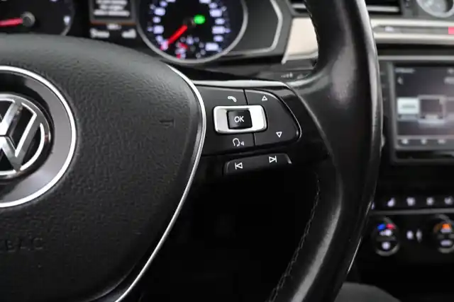 Musta Farmari, Volkswagen Passat – IOK-871
