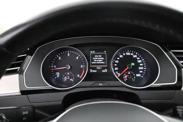 Musta Farmari, Volkswagen Passat – IOK-871