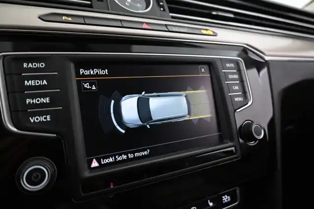Musta Farmari, Volkswagen Passat – IOK-871