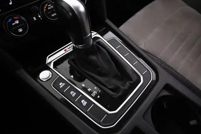 Musta Farmari, Volkswagen Passat – IOK-871