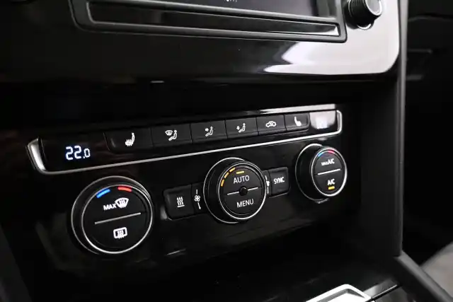 Musta Farmari, Volkswagen Passat – IOK-871
