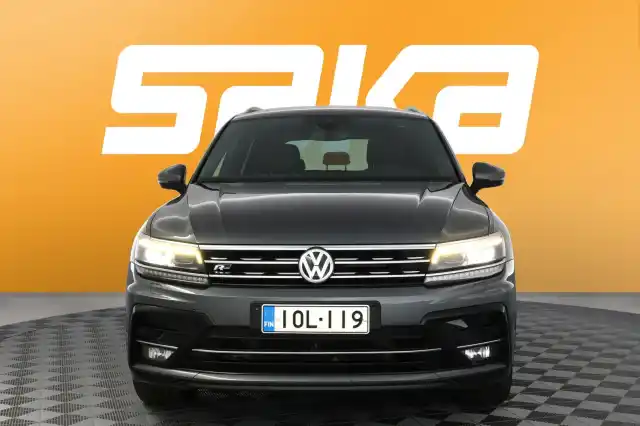 Harmaa Maastoauto, Volkswagen Tiguan – IOL-119