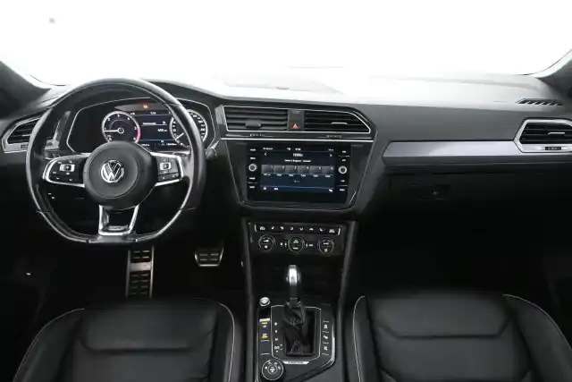 Harmaa Maastoauto, Volkswagen Tiguan – IOL-119