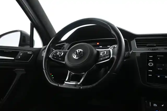 Harmaa Maastoauto, Volkswagen Tiguan – IOL-119