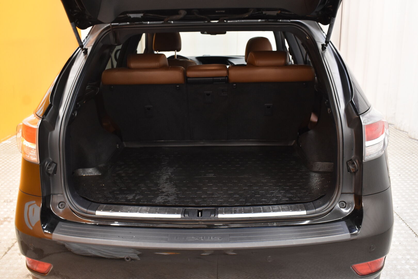 Musta Maastoauto, Lexus RX – IOL-924