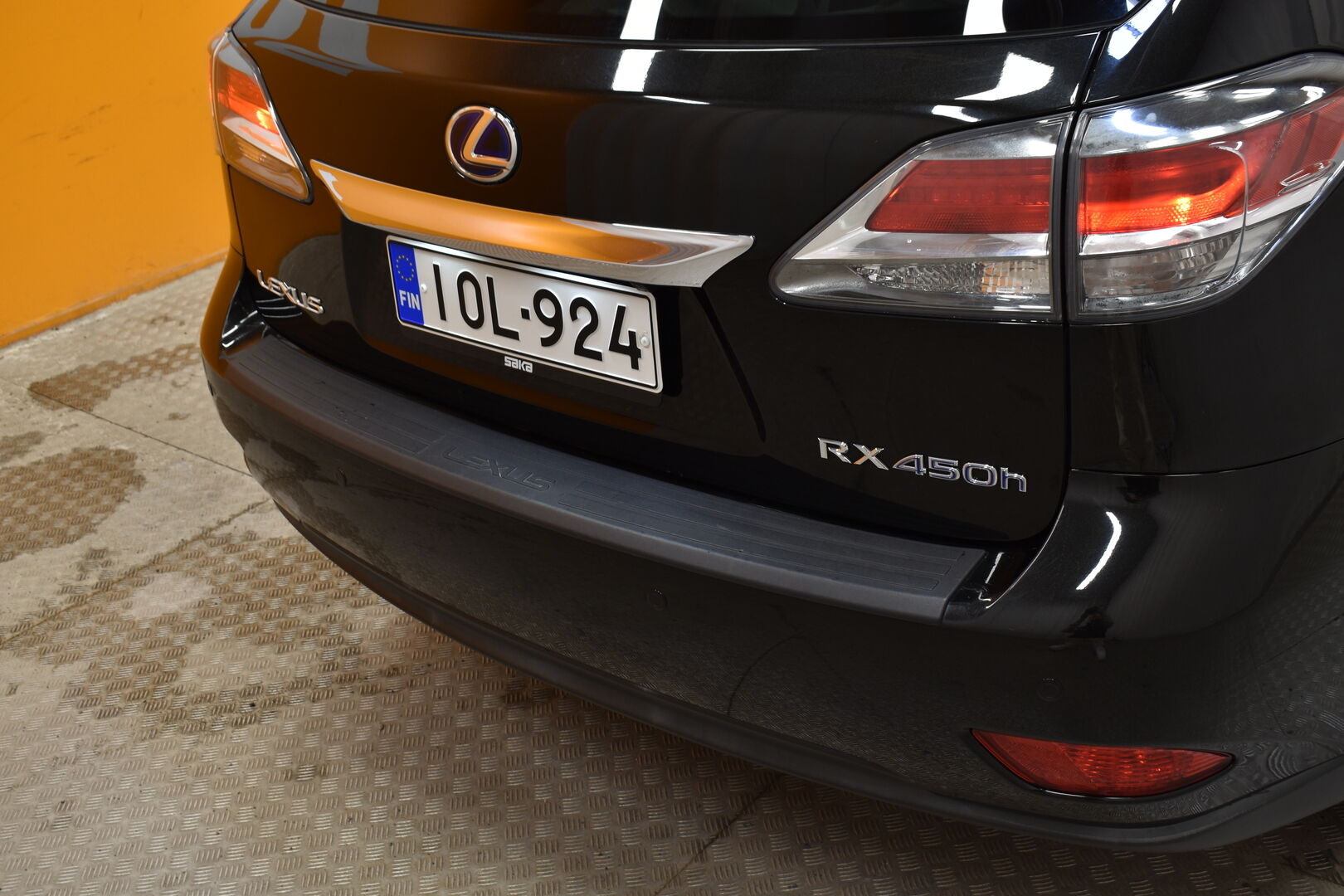 Musta Maastoauto, Lexus RX – IOL-924