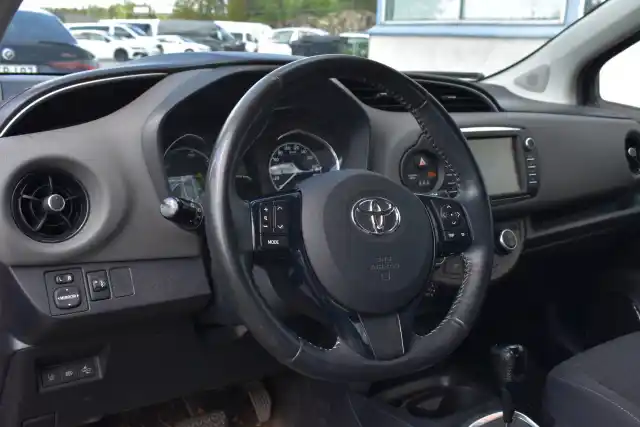 Punainen Viistoperä, Toyota Yaris – IOO-272