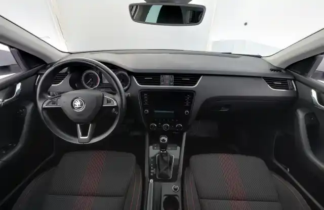 Valkoinen Viistoperä, Skoda Octavia – IOO-454