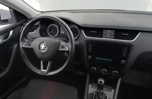 Valkoinen Viistoperä, Skoda Octavia – IOO-454