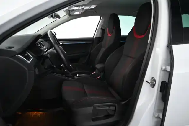 Valkoinen Viistoperä, Skoda Octavia – IOO-454
