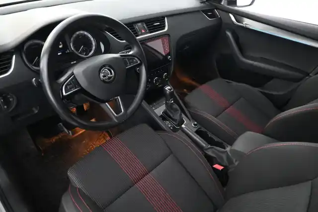 Valkoinen Viistoperä, Skoda Octavia – IOO-454