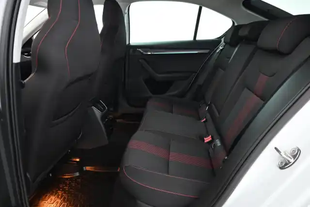 Valkoinen Viistoperä, Skoda Octavia – IOO-454