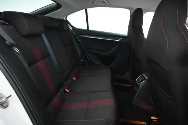 Valkoinen Viistoperä, Skoda Octavia – IOO-454
