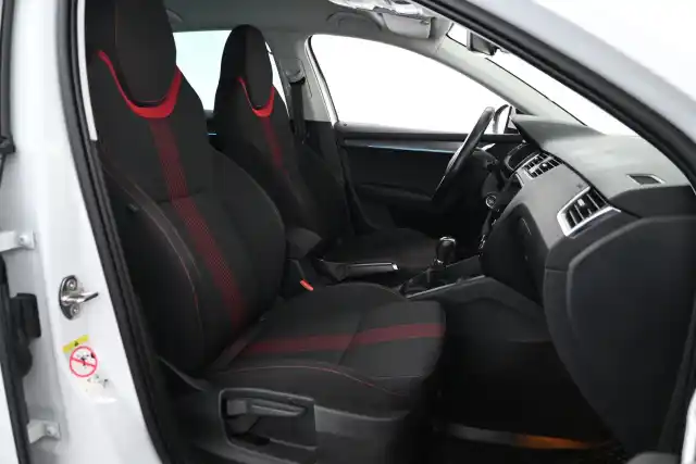 Valkoinen Viistoperä, Skoda Octavia – IOO-454