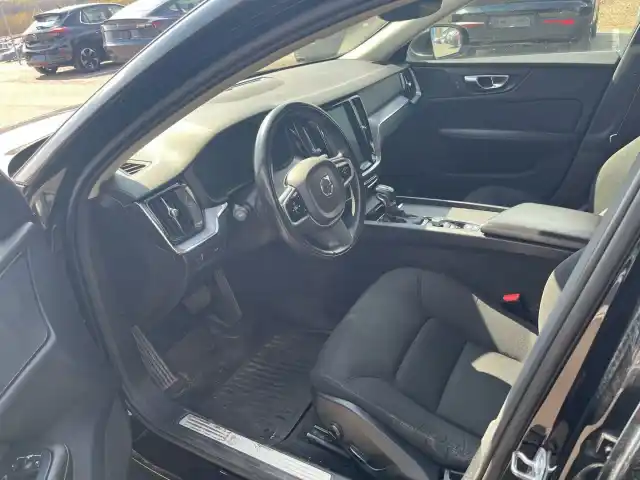 Musta Farmari, Volvo V60 – IOP-352