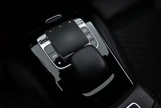 Valkoinen Viistoperä, Mercedes-Benz A – IOP-475