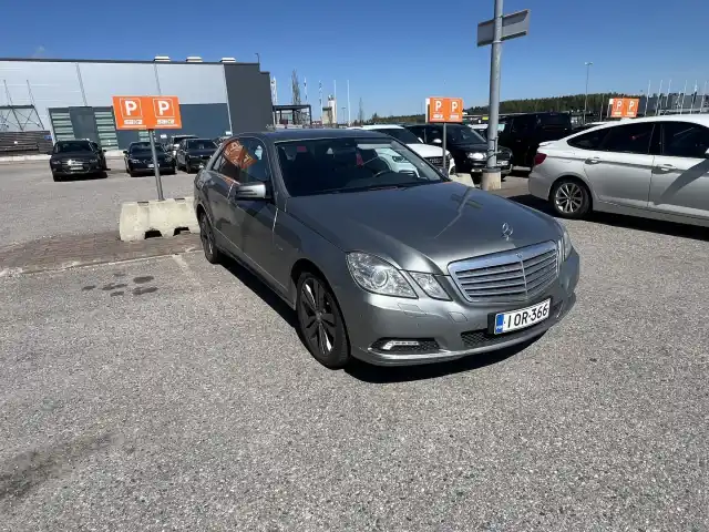 Harmaa Farmari, Mercedes-Benz E – IOR-366
