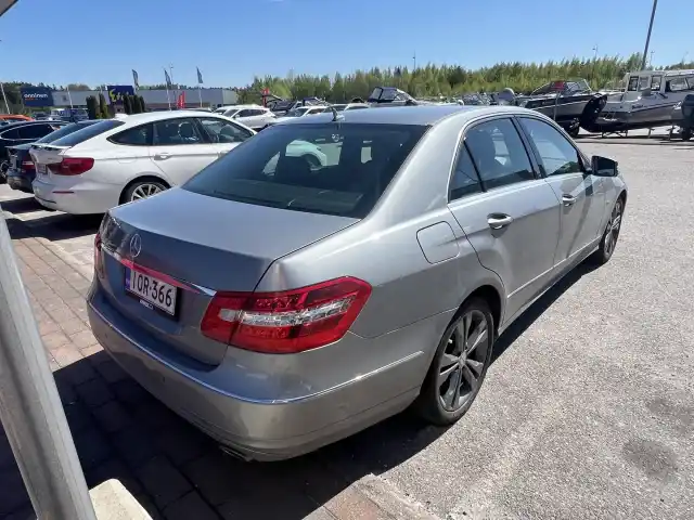 Harmaa Farmari, Mercedes-Benz E – IOR-366