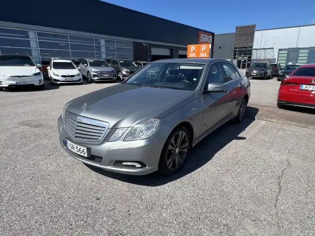 Harmaa Farmari, Mercedes-Benz E – IOR-366