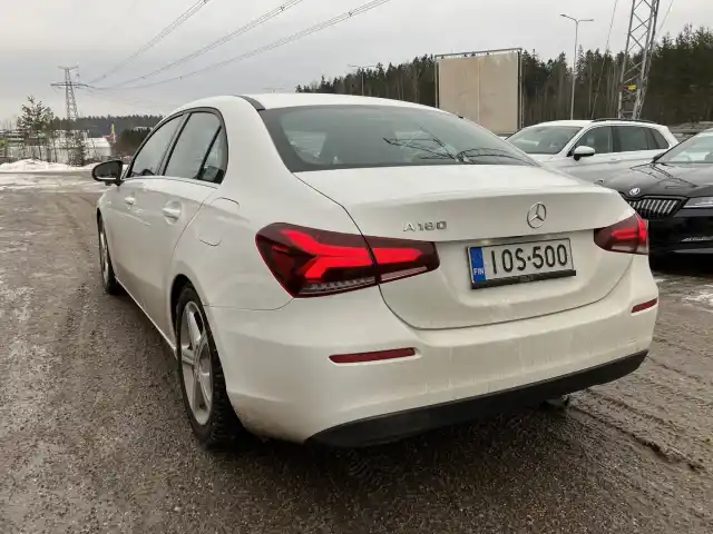 Valkoinen Sedan, Mercedes-Benz A – IOS-500