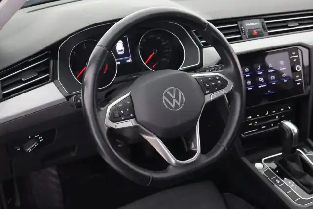 Valkoinen Farmari, Volkswagen Passat – IOT-369